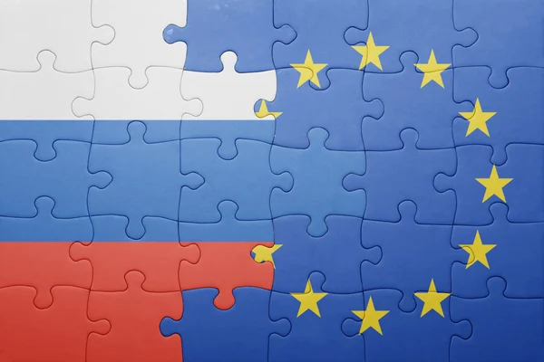 Pussel med nationella flagga Ryssland och Europeiska unionen — Stockfoto