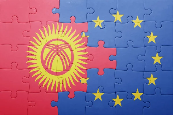 Puzzel met de nationale vlag van Kirgizië en de Europese Unie — Stockfoto