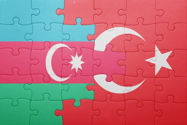 Puzzle con la bandiera nazionale di tacchino e azerbaijan — Foto Stock