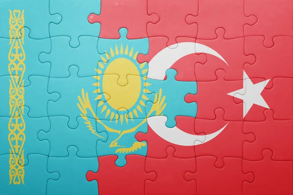 Puzzle con la bandiera nazionale di tacchino e kazakhstan — Foto Stock