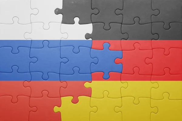 Puzzle com a bandeira nacional da Rússia e da Alemanha — Fotografia de Stock