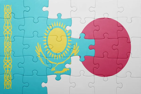 Puzzle con la bandiera nazionale del kazakhstan e del Giappone — Foto Stock