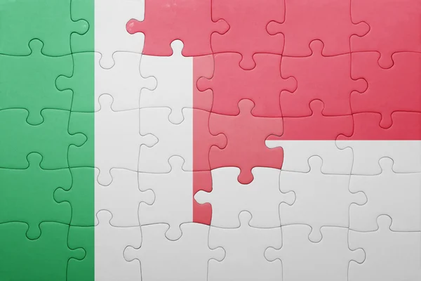 Puzzle con la bandiera nazionale di indonesia e italia — Foto Stock