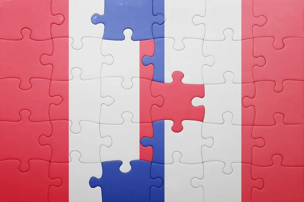 Puzzle avec le drapeau national du Pérou et de la France — Photo