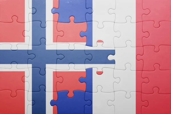 Головоломка с национальным флагом Норвегии и Франции — стоковое фото