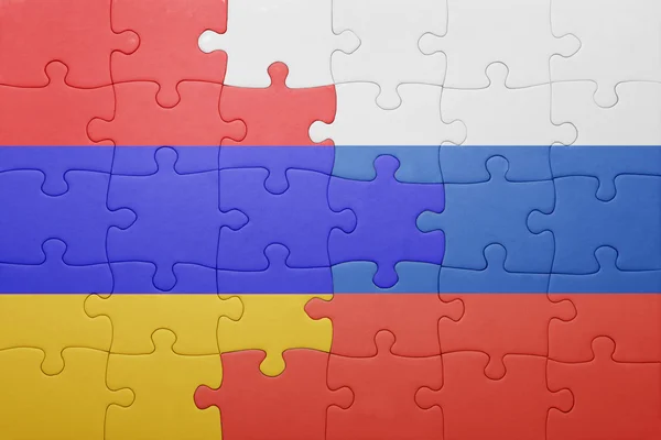 Puzzle con la bandiera nazionale di armenia e russia — Foto Stock