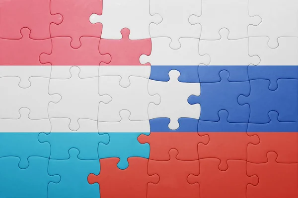 Puzzle con la bandiera nazionale di luxembourg e russia — Foto Stock