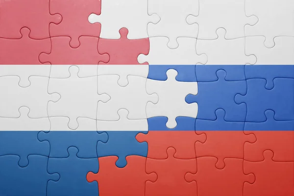 Puzzle con la bandiera nazionale dei Paesi Bassi e della Russia — Foto Stock