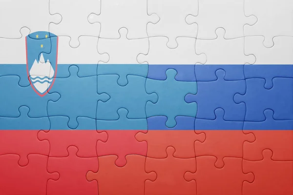 Quebra-cabeça com a bandeira nacional de slovenia e Rússia — Fotografia de Stock