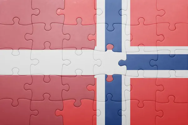 Головоломка с национальным флагом Норвегии и Латвии — стоковое фото