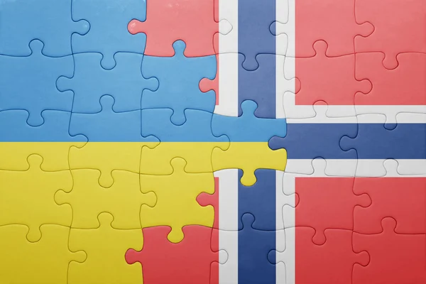 Puzzle mit der Nationalflagge Norwegens und der Ukraine — Stockfoto