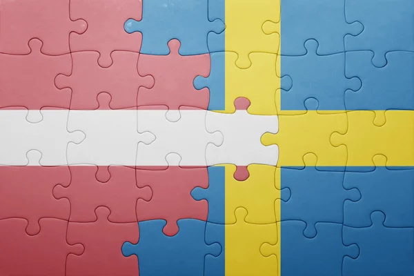 Puzzle con la bandiera nazionale di svedese e latvia — Foto Stock