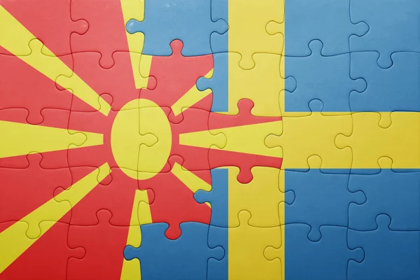 Rompecabezas con la bandera nacional de Suecia y macedonia — Foto de Stock