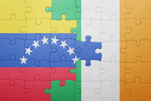 Rompecabezas con la bandera nacional de Irlanda y venezuela —  Fotos de Stock