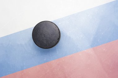 Eski hokey topu Rusya bayrağı ile buzda olduğunu