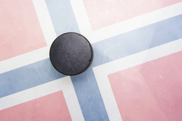 Vecchio disco da hockey è sul ghiaccio con bandiera norway — Foto Stock