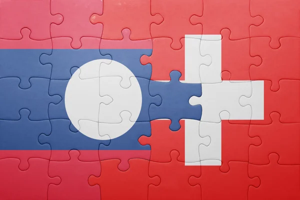 Rompecabezas con la bandera nacional de Suiza y Laos — Foto de Stock