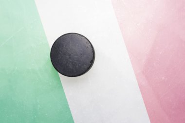 Eski hokey diski İtalya bayrağı ile buzda olduğunu