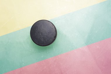 Eski hokey diski Litvanya bayrağı ile buzda olduğunu