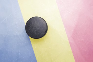 Eski hokey diski Romanya bayrağı ile buzda olduğunu