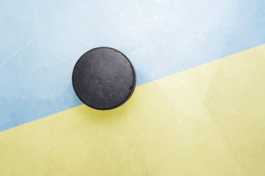 Eski hokey diski Ukrayna bayrağı ile buzda olduğunu