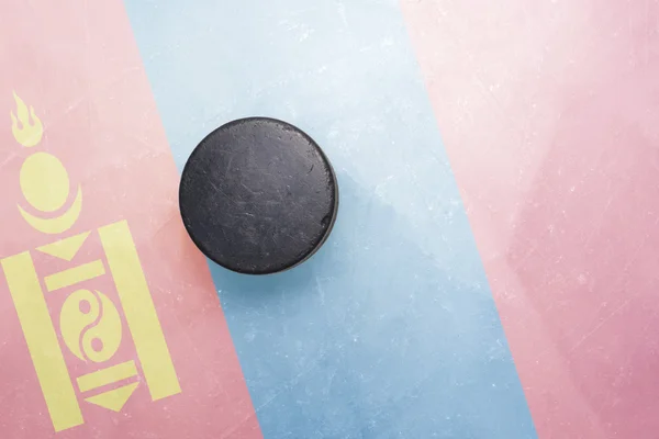 Vecchio disco da hockey è sul ghiaccio con bandiera mongolia — Foto Stock