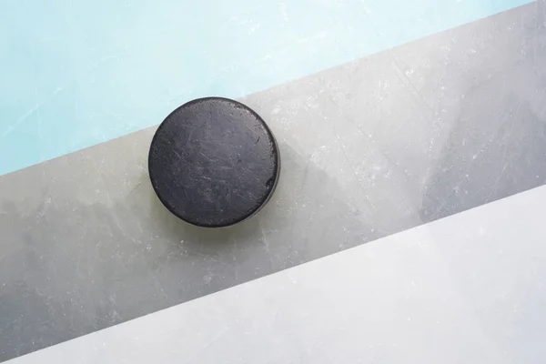 Vecchio disco da hockey è sul ghiaccio con bandiera estonia — Foto Stock