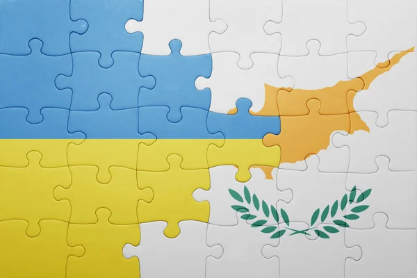 Puzzle con la bandiera nazionale di Cipro e Ucraina — Foto Stock