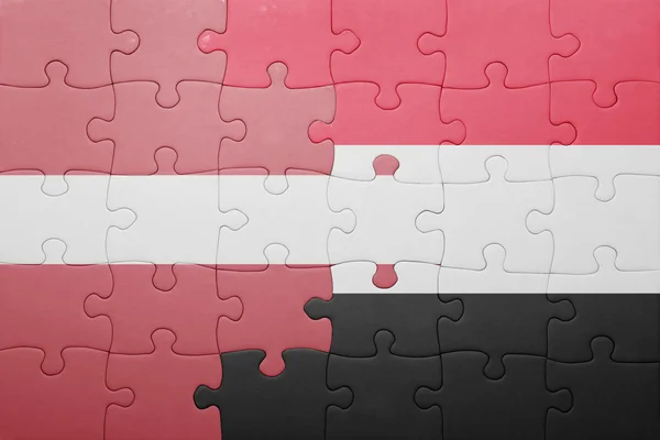 Puzzle avec le drapeau national de la latvia et le Yémen — Photo
