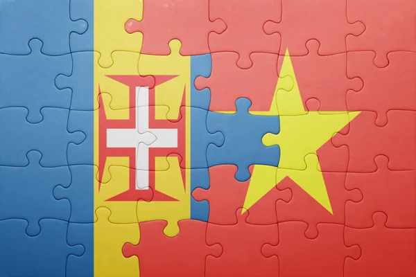 Rompecabezas con la bandera nacional de Madeira y Vietnam — Foto de Stock