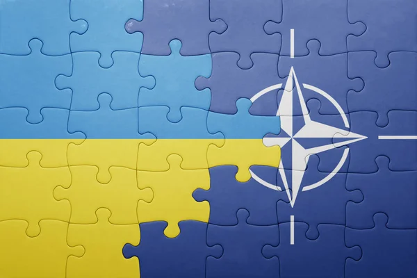 Puzzle con la bandiera nazionale di ucraina e nato — Foto Stock