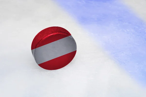 Alter Hockeypuck mit österreichischer Flagge — Stockfoto