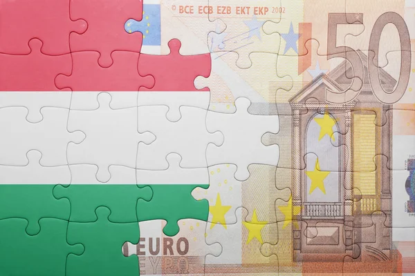 Rompecabezas con la bandera nacional del billete húngaro y en euros — Foto de Stock