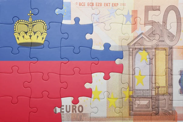 Quebra-cabeças com a bandeira nacional de liechtenstein e notas de euro — Fotografia de Stock