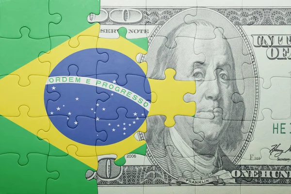 Quebra-cabeça com a bandeira nacional da nota de dólar e Brasil — Fotografia de Stock