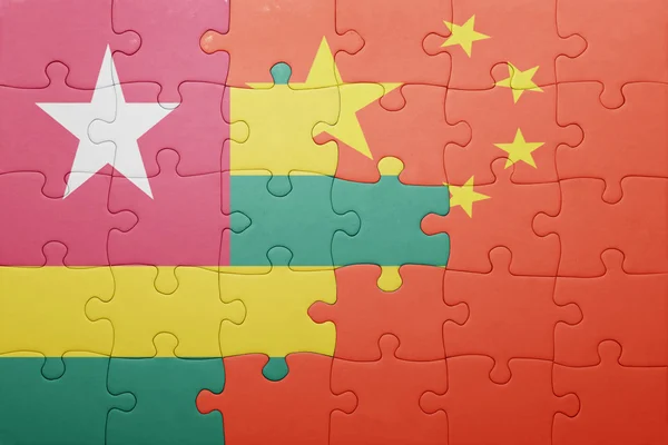 Rompecabezas con la bandera nacional de China y Togo — Foto de Stock