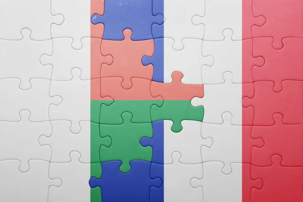 Puzzle mit der Nationalflagge Madagaskars und Frankreichs — Stockfoto