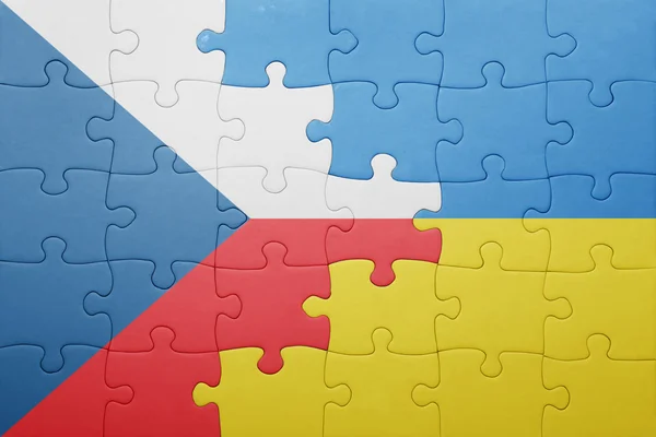 Puzzle mit der Nationalflagge der Ukraine und der Tschechischen Republik — Stockfoto