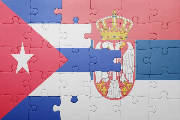 Puzzle mit der Nationalflagge Kubas und Serbiens. Konzept — Stockfoto