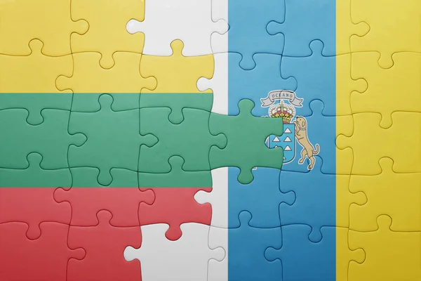 Puzzle avec le drapeau national des îles Canaries et la lithuanie — Photo