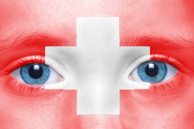 Çocuğun yüzü İsviçre bayrağı ile 