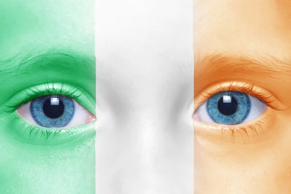 Kind gezicht met Ierse vlag — Stockfoto