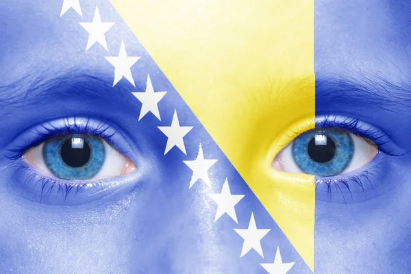 人間のボスニアおよびヘルツェゴビナの旗と顔 — ストック写真