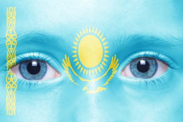 Rosto humano com bandeira do Cazaquistão — Fotografia de Stock
