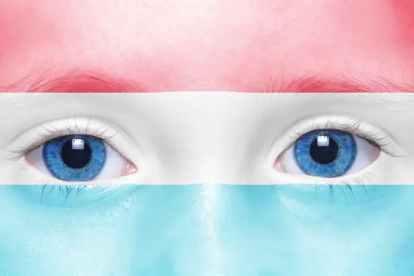 Menselijke is gezicht met Luxemburg vlag — Stockfoto