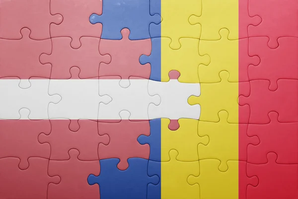 Puzzle avec le drapeau national de la Lettonie et de la Roumanie — Photo