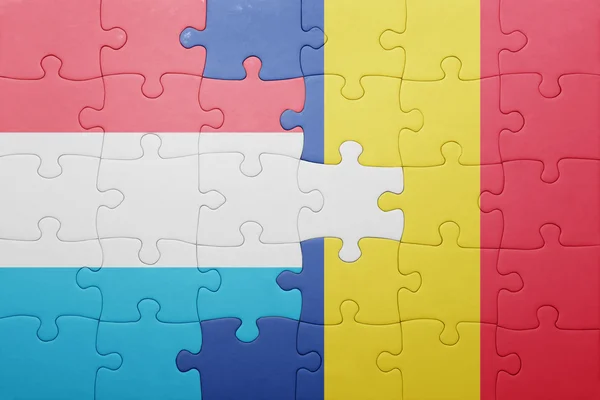 Puzzle mit der Nationalflagge Luxemburgs und Rumäniens — Stockfoto