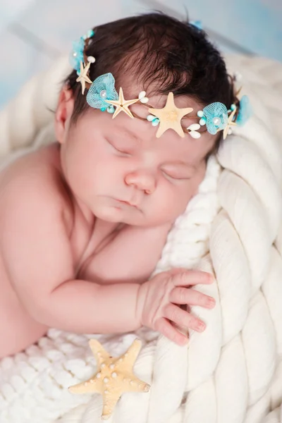 Nära porträtt av en sovande nyfödda flicka i den maritima hoop sjöstjärnor och pärlor — Stockfoto