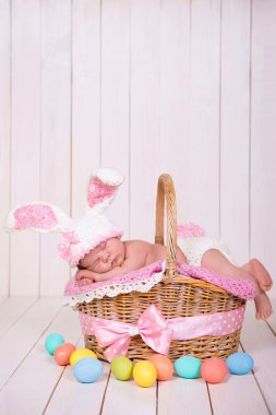 Yeni doğan bebek kız tavşan kostüm tatlı rüyalar hasır sepet var. Paskalya tatili