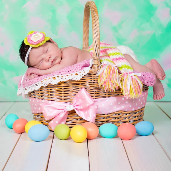 Neonato bambina ha dolci sogni sul cesto di vimini. Vacanze di Pasqua — Foto Stock